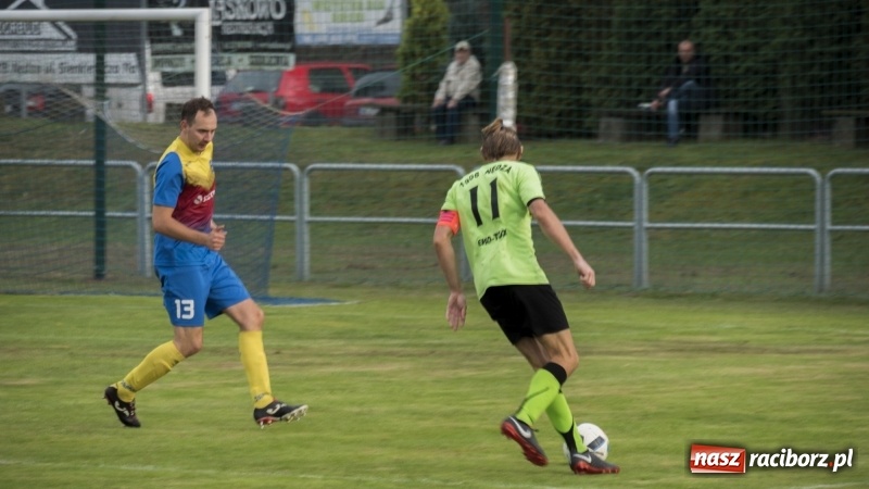 Zdjęcie w galerii na portalu naszraciborz.pl: Grad bramek w Nędzy. Gospodarze gromią Rogów! wiadomości z regionu