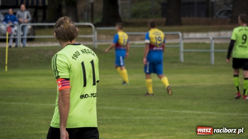 Zdjęcie w galerii na portalu naszraciborz.pl: Grad bramek w Nędzy. Gospodarze gromią Rogów! wiadomości z regionu