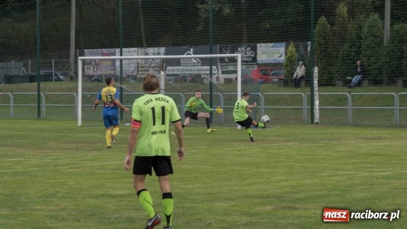 Zdjęcie w galerii na portalu naszraciborz.pl: Grad bramek w Nędzy. Gospodarze gromią Rogów! wiadomości z regionu
