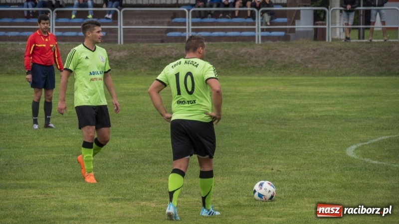 Zdjęcie w galerii na portalu naszraciborz.pl: Grad bramek w Nędzy. Gospodarze gromią Rogów! wiadomości z regionu
