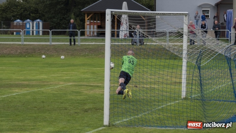 Zdjęcie w galerii na portalu naszraciborz.pl: Grad bramek w Nędzy. Gospodarze gromią Rogów! wiadomości z regionu