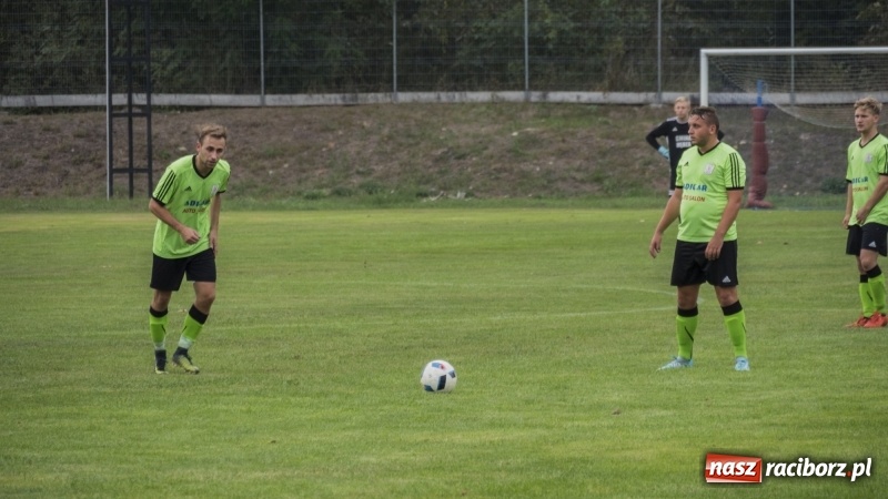 Zdjęcie w galerii na portalu naszraciborz.pl: Grad bramek w Nędzy. Gospodarze gromią Rogów! wiadomości z regionu