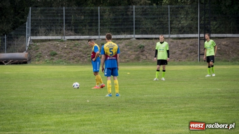 Zdjęcie w galerii na portalu naszraciborz.pl: Grad bramek w Nędzy. Gospodarze gromią Rogów! wiadomości z regionu