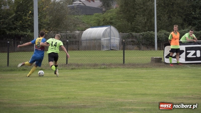 Zdjęcie w galerii na portalu naszraciborz.pl: Grad bramek w Nędzy. Gospodarze gromią Rogów! wiadomości z regionu