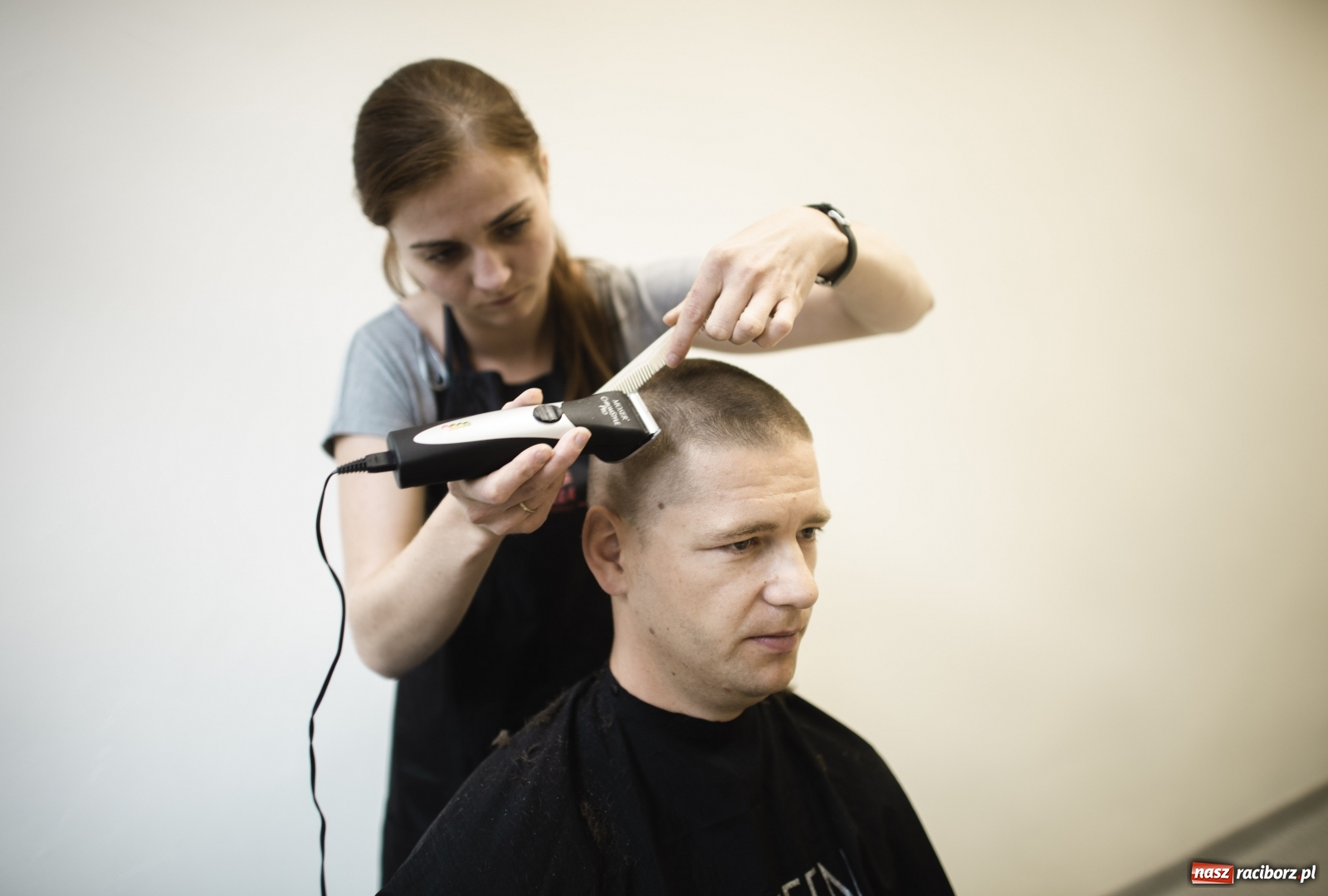 Zdjęcie w galerii na portalu naszraciborz.pl: Pierwsze wcielenie u terytorialsów. Wszyscy żołnierze stawili się przed bramą jednostki  wiadomości z regionu