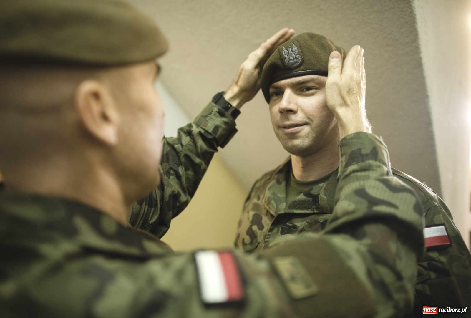 Zdjęcie w galerii na portalu naszraciborz.pl: Pierwsze wcielenie u terytorialsów. Wszyscy żołnierze stawili się przed bramą jednostki  wiadomości z regionu