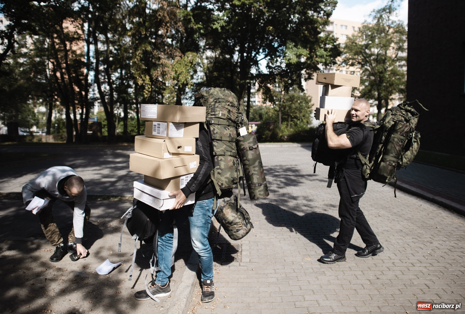 Zdjęcie w galerii na portalu naszraciborz.pl: Pierwsze wcielenie u terytorialsów. Wszyscy żołnierze stawili się przed bramą jednostki  wiadomości z regionu