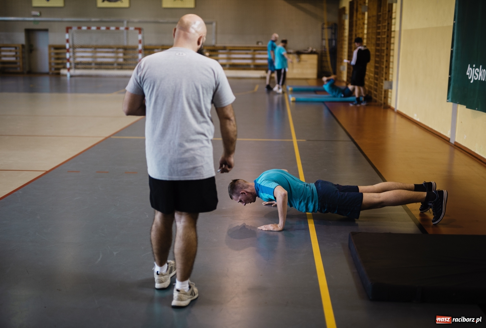 Zdjęcie w galerii na portalu naszraciborz.pl: Pierwsze wcielenie u terytorialsów. Wszyscy żołnierze stawili się przed bramą jednostki  wiadomości z regionu