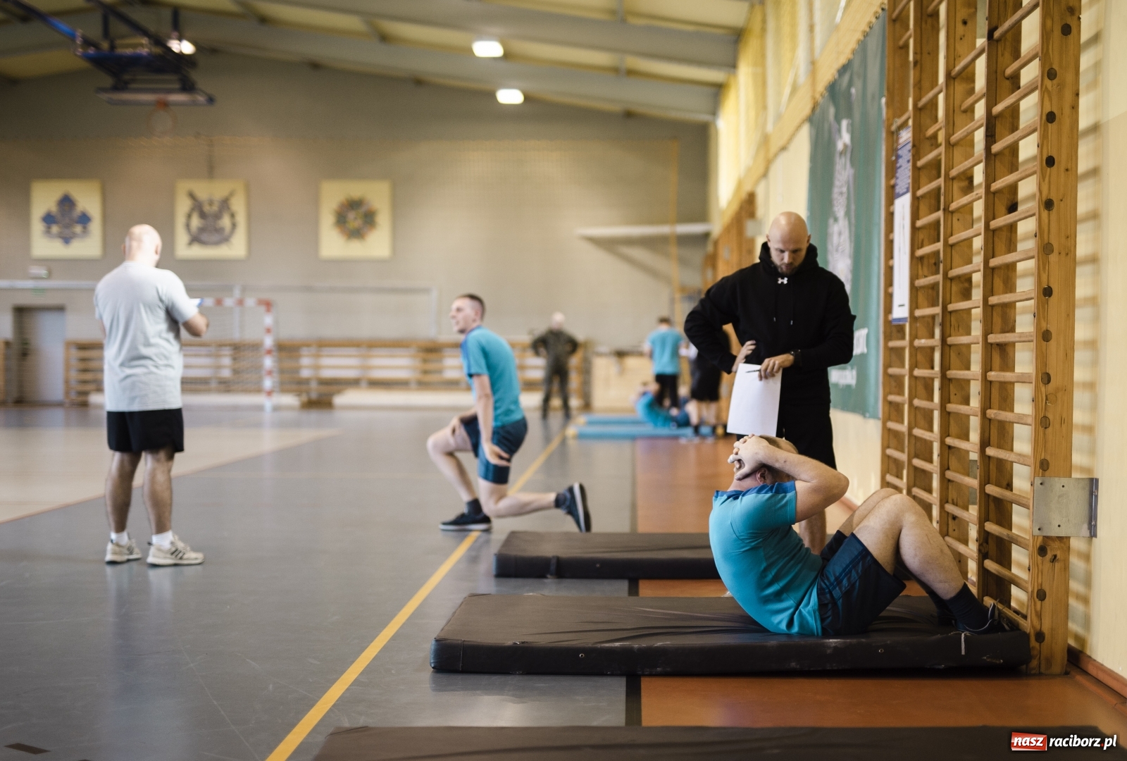 Zdjęcie w galerii na portalu naszraciborz.pl: Pierwsze wcielenie u terytorialsów. Wszyscy żołnierze stawili się przed bramą jednostki  wiadomości z regionu