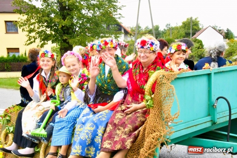 Zdjęcie w galerii na portalu naszraciborz.pl: Aloha! Dożynki w Raszczycach na tropikalną modłę wiadomości z regionu