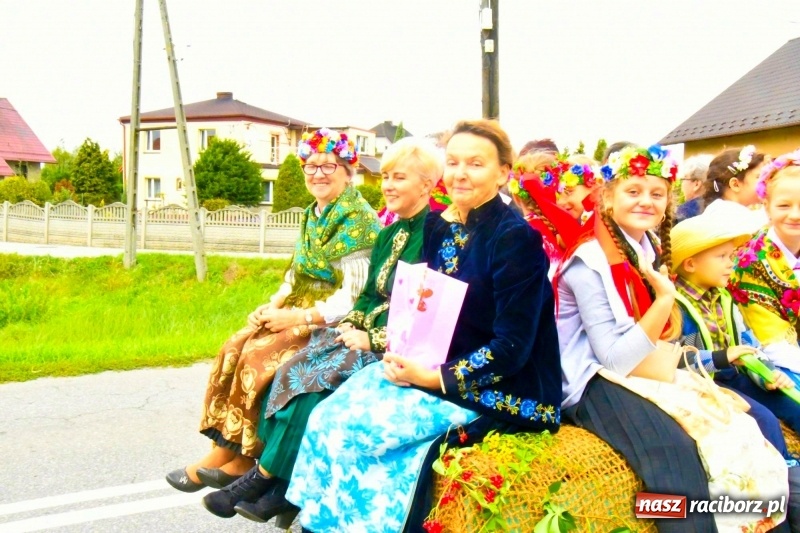 Zdjęcie w galerii na portalu naszraciborz.pl: Aloha! Dożynki w Raszczycach na tropikalną modłę wiadomości z regionu