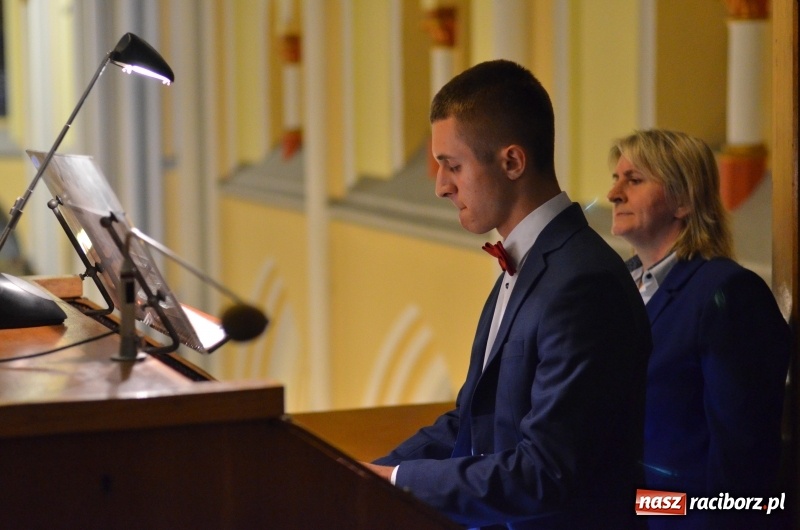 Zdjęcie w galerii na portalu naszraciborz.pl: Młodzi organiści zaprezentowali swoje umiejętności na Ostrogu  wiadomości z regionu