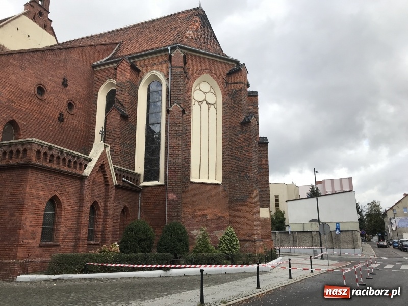 Zdjęcie w galerii na portalu naszraciborz.pl: Uszkodzone samochody, dach kościoła farnego, powalone drzewa. Nocna wichura nad Raciborzem FOTO wiadomości z regionu