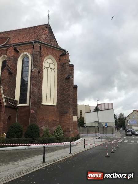 Zdjęcie w galerii na portalu naszraciborz.pl: Uszkodzone samochody, dach kościoła farnego, powalone drzewa. Nocna wichura nad Raciborzem FOTO wiadomości z regionu