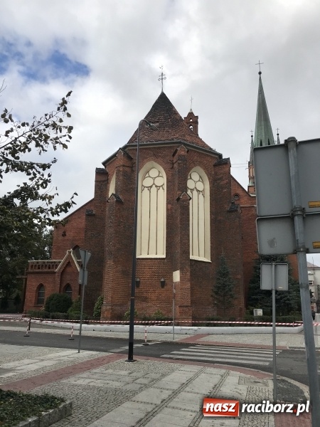 Zdjęcie w galerii na portalu naszraciborz.pl: Uszkodzone samochody, dach kościoła farnego, powalone drzewa. Nocna wichura nad Raciborzem FOTO wiadomości z regionu
