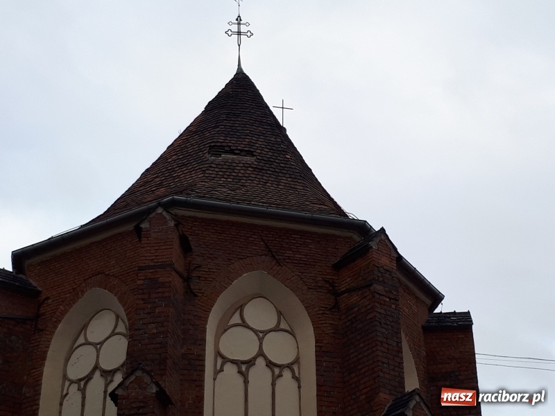 Zdjęcie w galerii na portalu naszraciborz.pl: Uszkodzone samochody, dach kościoła farnego, powalone drzewa. Nocna wichura nad Raciborzem FOTO wiadomości z regionu
