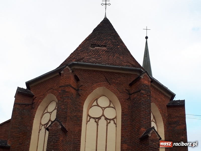 Zdjęcie w galerii na portalu naszraciborz.pl: Uszkodzone samochody, dach kościoła farnego, powalone drzewa. Nocna wichura nad Raciborzem FOTO wiadomości z regionu