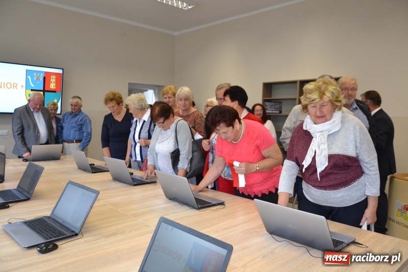 Zdjęcie w galerii na portalu naszraciborz.pl: W Owsiszczach otwarto klub Senior plus wiadomości z regionu
