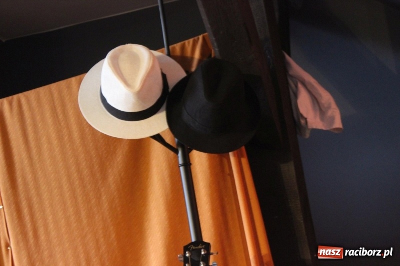 Zdjęcie w galerii na portalu naszraciborz.pl: Kabaret Za Mało Duży debiutuje na scenie  wiadomości z regionu