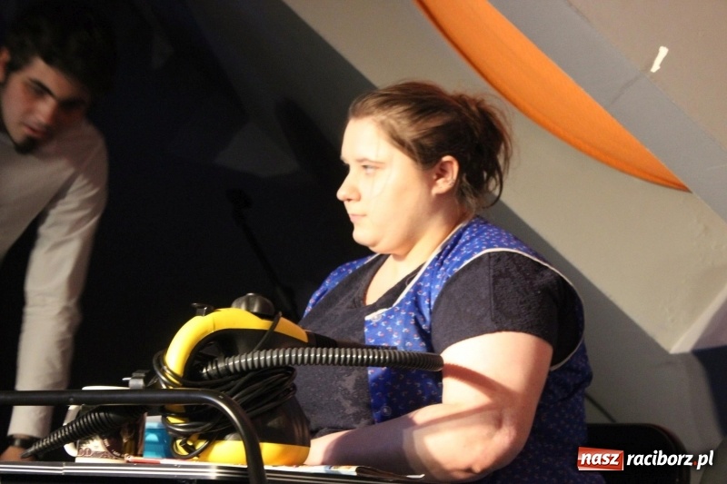 Zdjęcie w galerii na portalu naszraciborz.pl: Kabaret Za Mało Duży debiutuje na scenie  wiadomości z regionu