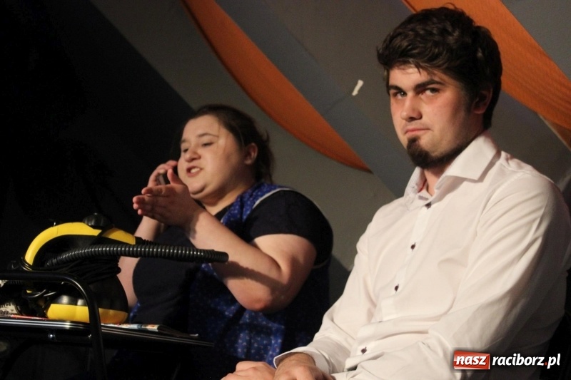 Zdjęcie w galerii na portalu naszraciborz.pl: Kabaret Za Mało Duży debiutuje na scenie  wiadomości z regionu