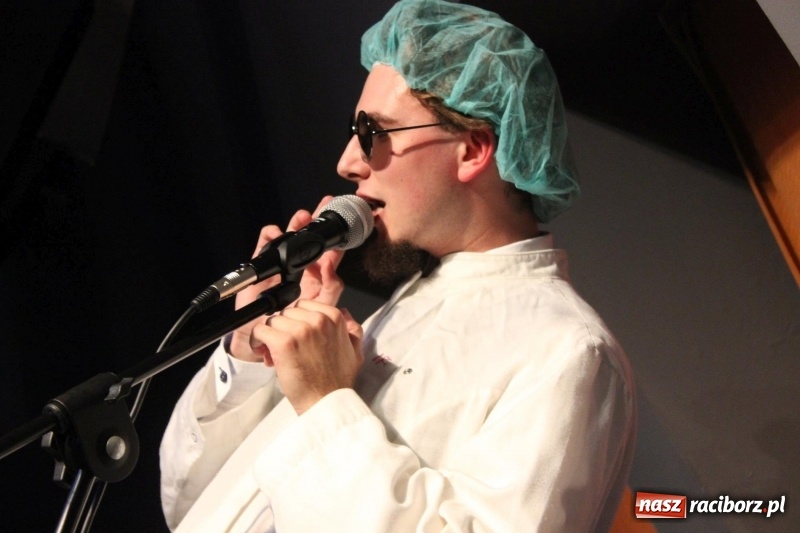 Zdjęcie w galerii na portalu naszraciborz.pl: Kabaret Za Mało Duży debiutuje na scenie  wiadomości z regionu