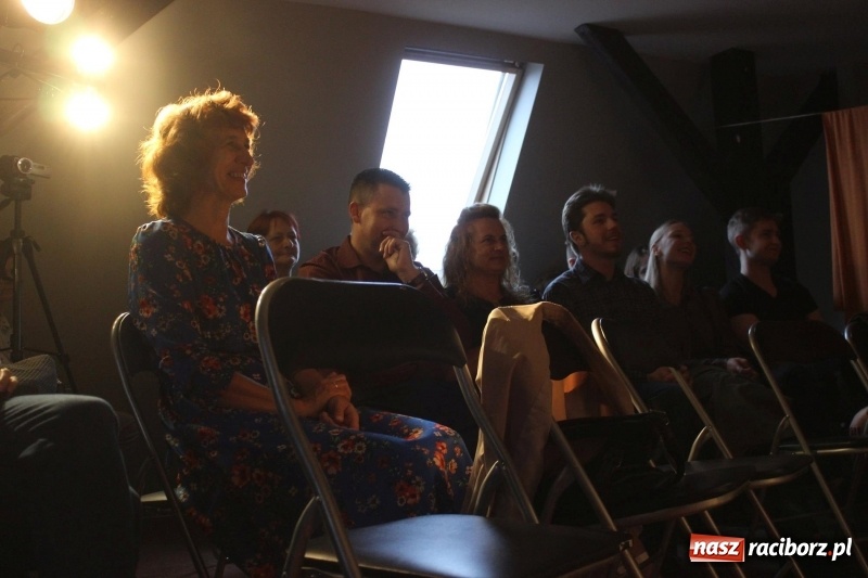 Zdjęcie w galerii na portalu naszraciborz.pl: Kabaret Za Mało Duży debiutuje na scenie  wiadomości z regionu