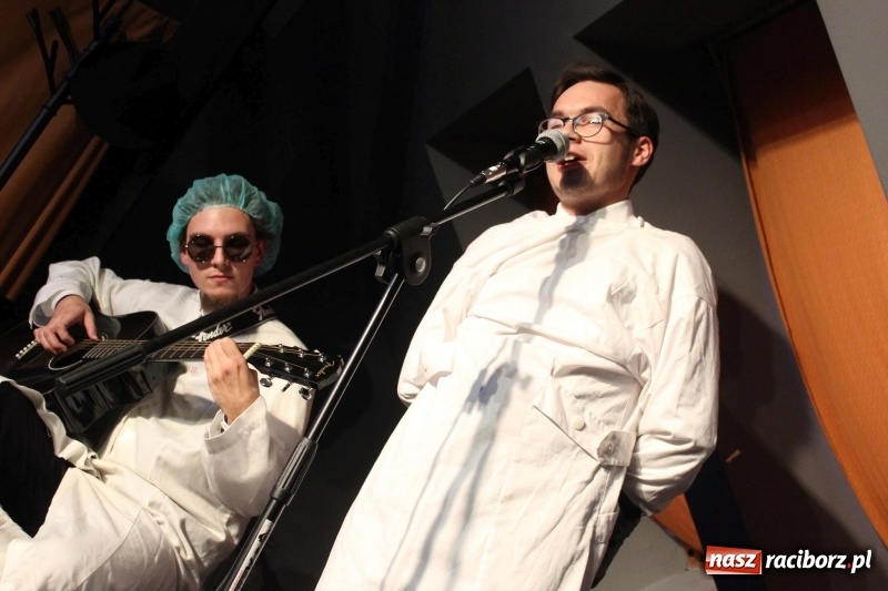 Zdjęcie w galerii na portalu naszraciborz.pl: Kabaret Za Mało Duży debiutuje na scenie  wiadomości z regionu