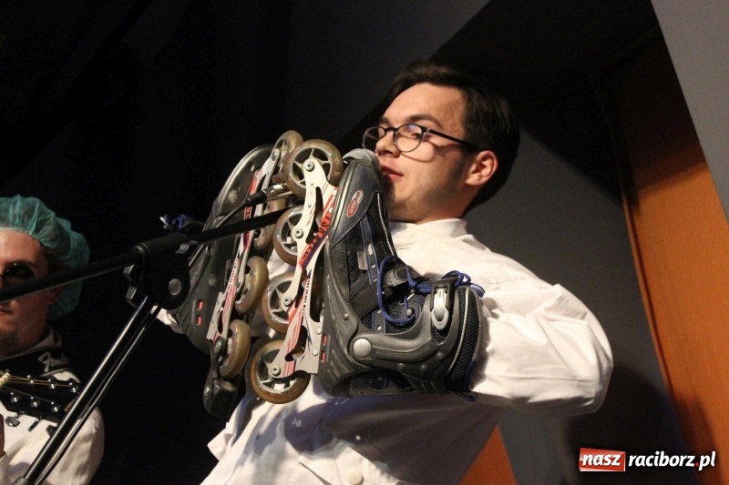 Zdjęcie w galerii na portalu naszraciborz.pl: Kabaret Za Mało Duży debiutuje na scenie  wiadomości z regionu