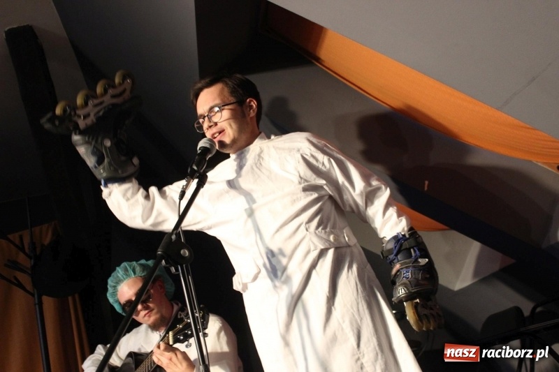 Zdjęcie w galerii na portalu naszraciborz.pl: Kabaret Za Mało Duży debiutuje na scenie  wiadomości z regionu