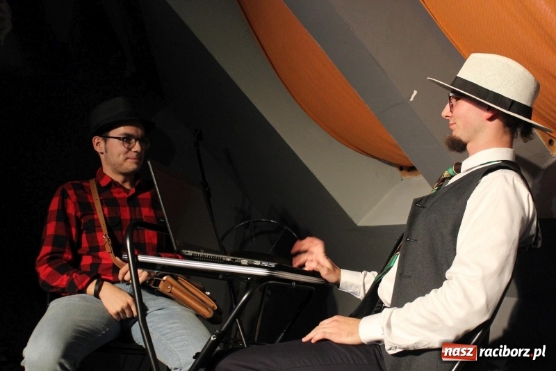 Zdjęcie w galerii na portalu naszraciborz.pl: Kabaret Za Mało Duży debiutuje na scenie  wiadomości z regionu