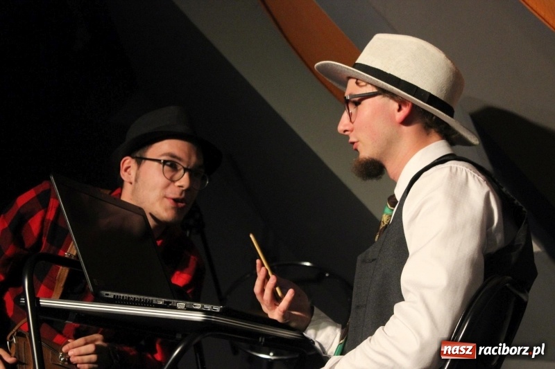 Zdjęcie w galerii na portalu naszraciborz.pl: Kabaret Za Mało Duży debiutuje na scenie  wiadomości z regionu