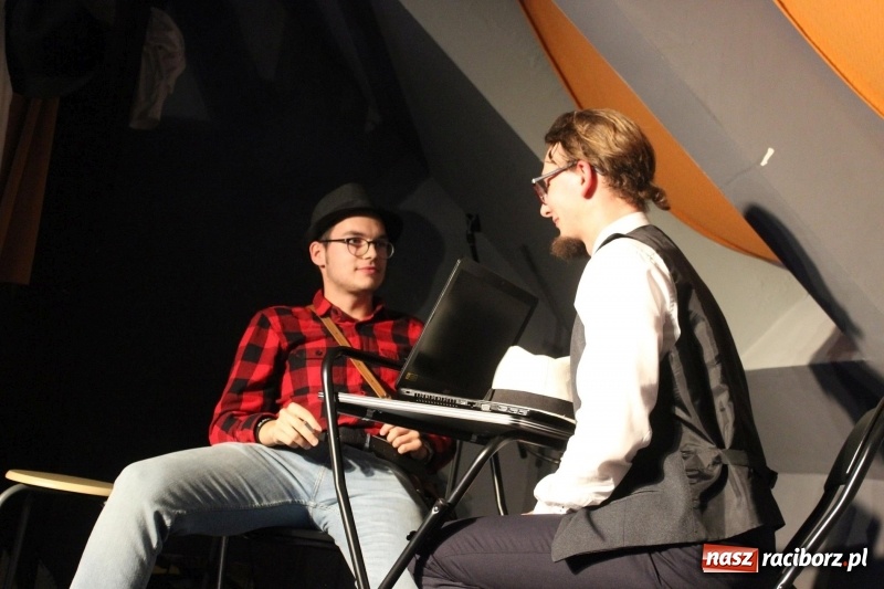 Zdjęcie w galerii na portalu naszraciborz.pl: Kabaret Za Mało Duży debiutuje na scenie  wiadomości z regionu