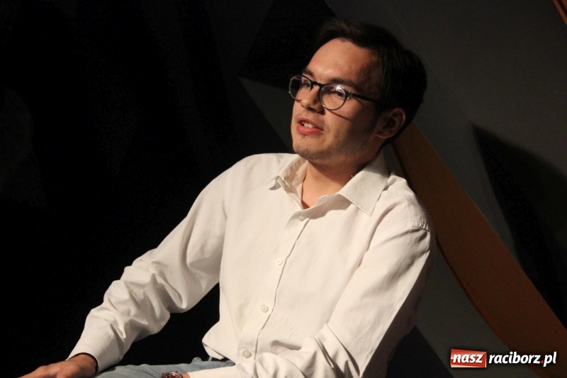 Zdjęcie w galerii na portalu naszraciborz.pl: Kabaret Za Mało Duży debiutuje na scenie  wiadomości z regionu