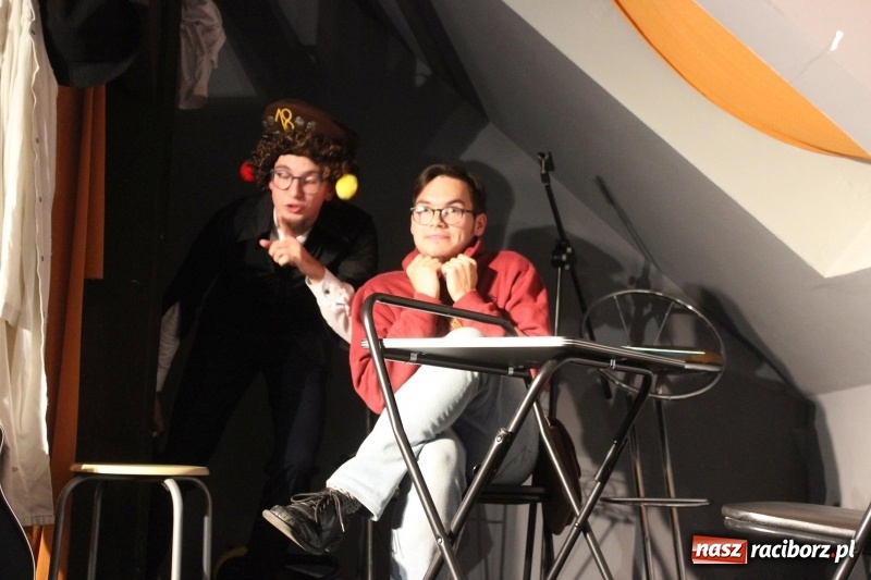 Zdjęcie w galerii na portalu naszraciborz.pl: Kabaret Za Mało Duży debiutuje na scenie  wiadomości z regionu