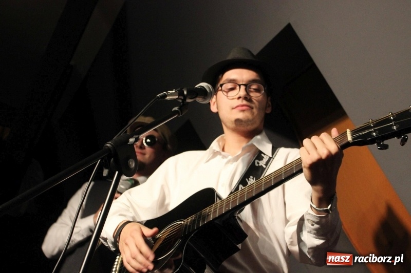 Zdjęcie w galerii na portalu naszraciborz.pl: Kabaret Za Mało Duży debiutuje na scenie  wiadomości z regionu