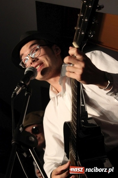 Zdjęcie w galerii na portalu naszraciborz.pl: Kabaret Za Mało Duży debiutuje na scenie  wiadomości z regionu