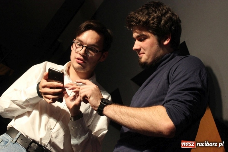 Zdjęcie w galerii na portalu naszraciborz.pl: Kabaret Za Mało Duży debiutuje na scenie  wiadomości z regionu