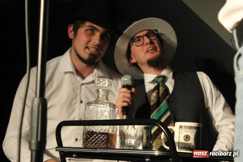 Zdjęcie w galerii na portalu naszraciborz.pl: Kabaret Za Mało Duży debiutuje na scenie  wiadomości z regionu