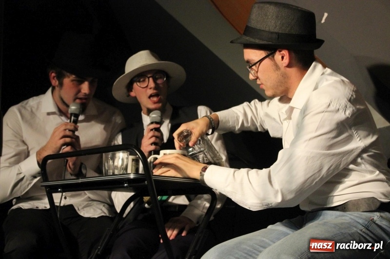 Zdjęcie w galerii na portalu naszraciborz.pl: Kabaret Za Mało Duży debiutuje na scenie  wiadomości z regionu