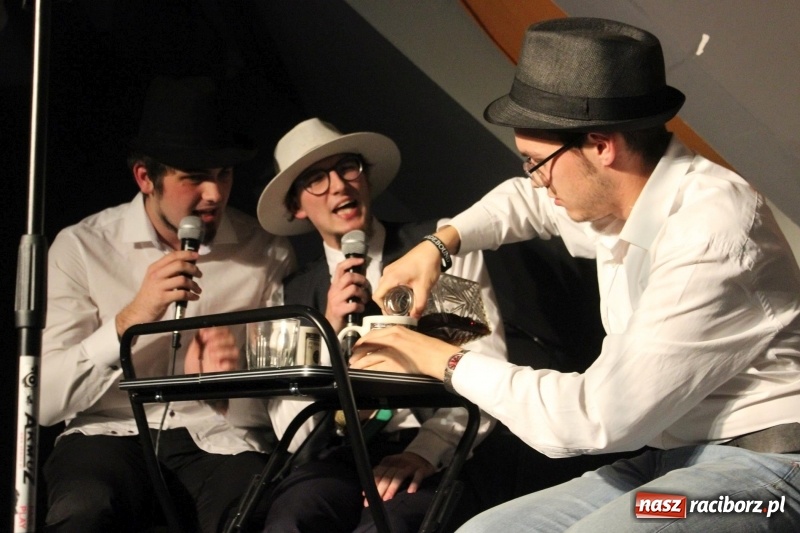Zdjęcie w galerii na portalu naszraciborz.pl: Kabaret Za Mało Duży debiutuje na scenie  wiadomości z regionu