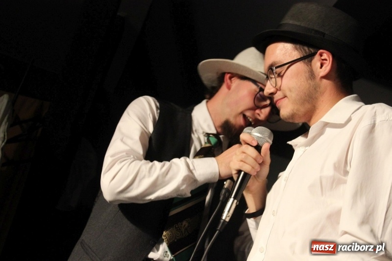 Zdjęcie w galerii na portalu naszraciborz.pl: Kabaret Za Mało Duży debiutuje na scenie  wiadomości z regionu