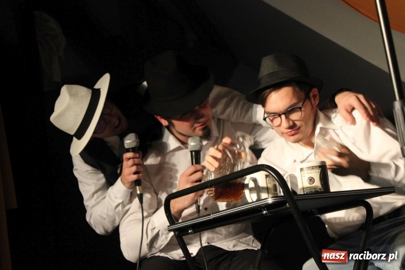 Zdjęcie w galerii na portalu naszraciborz.pl: Kabaret Za Mało Duży debiutuje na scenie  wiadomości z regionu