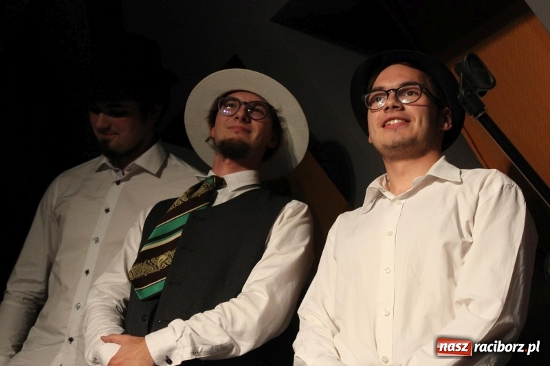 Zdjęcie w galerii na portalu naszraciborz.pl: Kabaret Za Mało Duży debiutuje na scenie  wiadomości z regionu