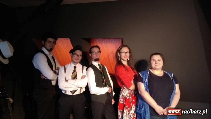 Zdjęcie w galerii na portalu naszraciborz.pl: Kabaret Za Mało Duży debiutuje na scenie  wiadomości z regionu