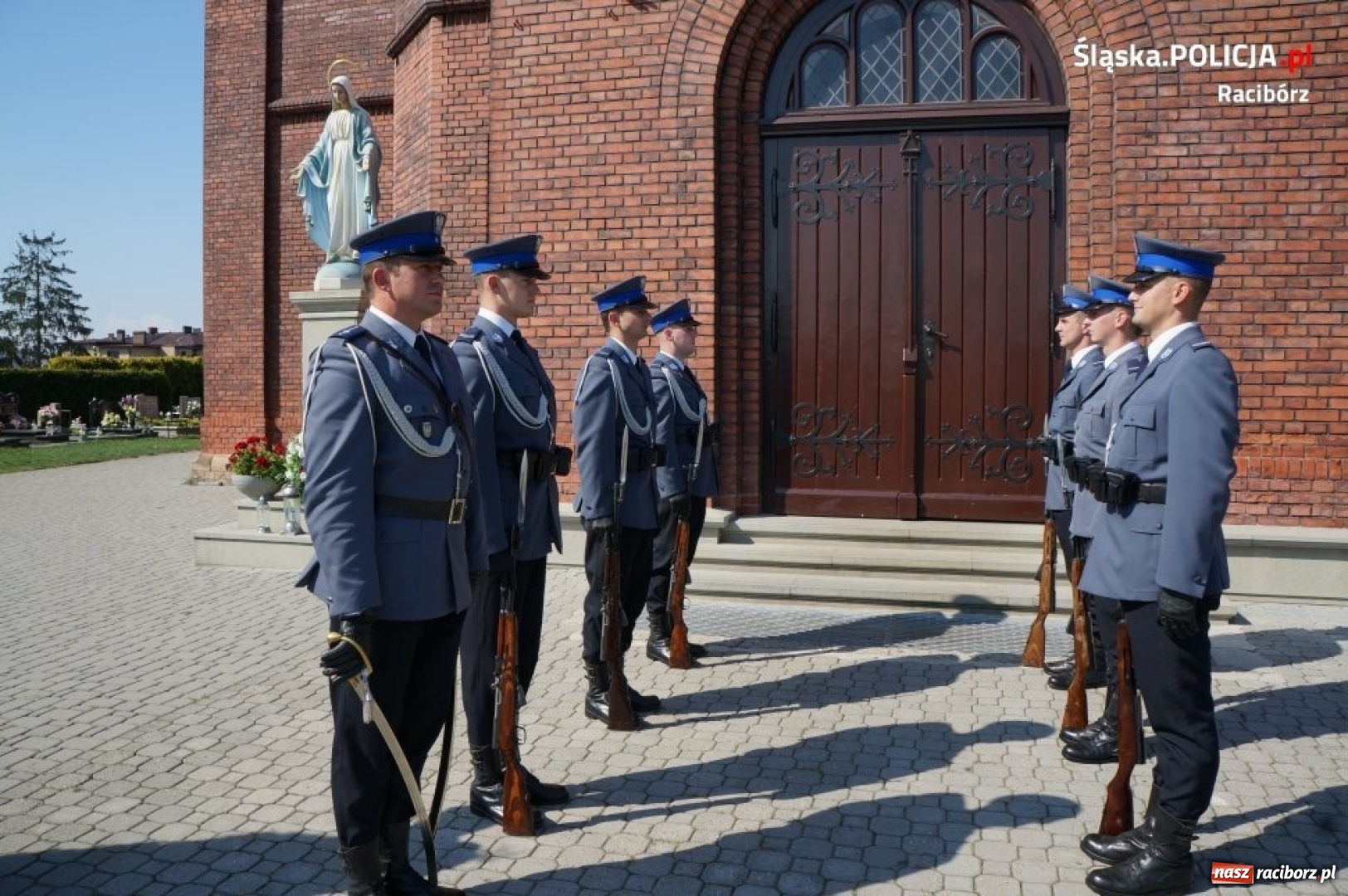 Zdjęcie w galerii na portalu naszraciborz.pl: Kompania honorowa na ślubie raciborskiego policjanta  wiadomości z regionu