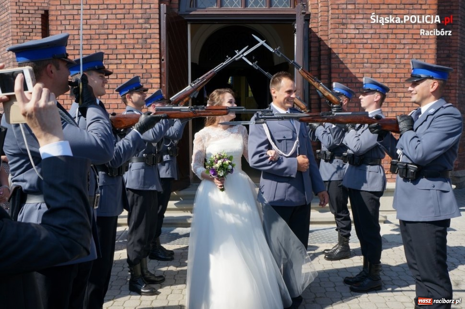 Zdjęcie w galerii na portalu naszraciborz.pl: Kompania honorowa na ślubie raciborskiego policjanta  wiadomości z regionu
