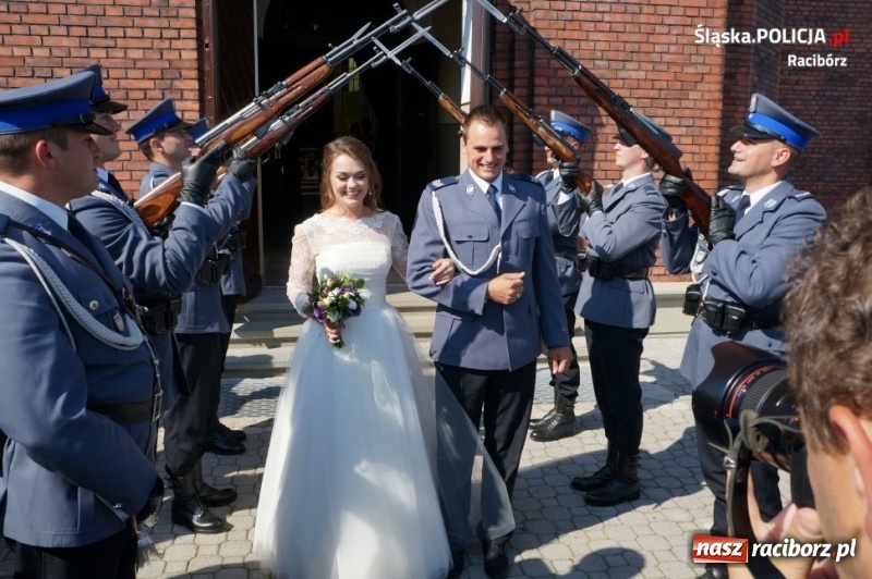 Zdjęcie w galerii na portalu naszraciborz.pl: Kompania honorowa na ślubie raciborskiego policjanta  wiadomości z regionu