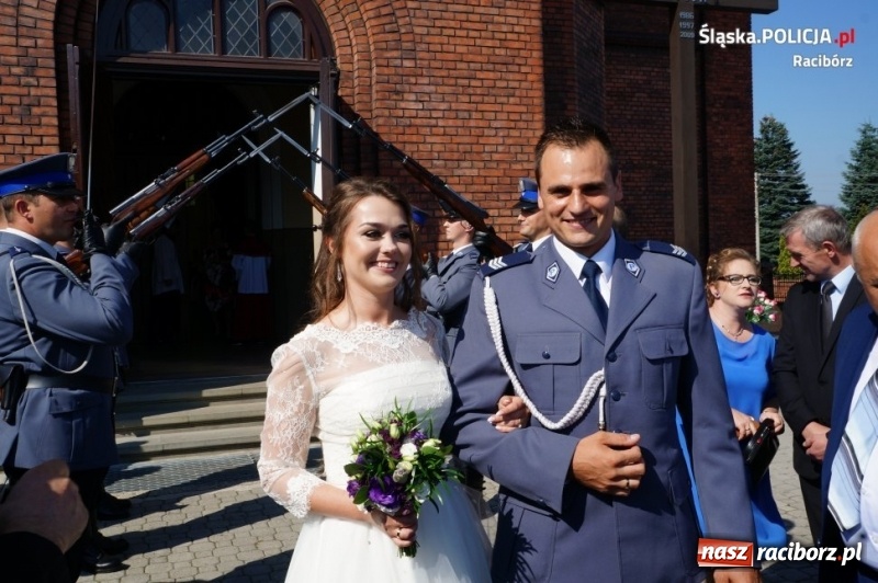 Zdjęcie w galerii na portalu naszraciborz.pl: Kompania honorowa na ślubie raciborskiego policjanta  wiadomości z regionu