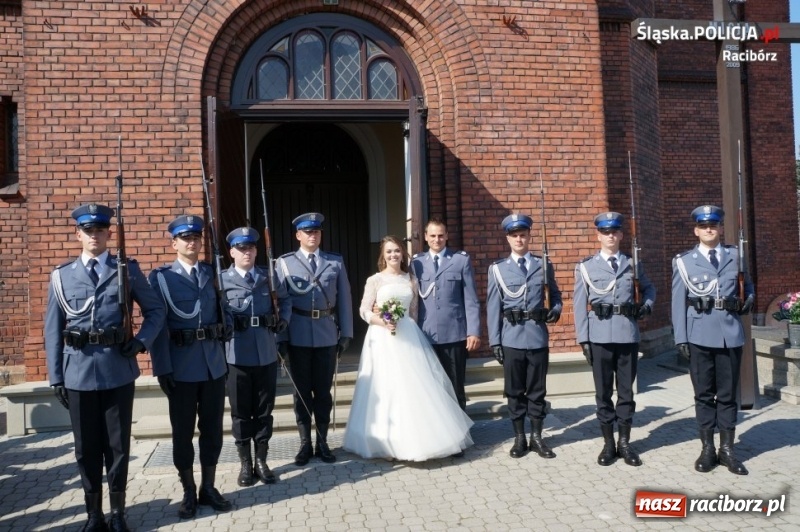 Zdjęcie w galerii na portalu naszraciborz.pl: Kompania honorowa na ślubie raciborskiego policjanta  wiadomości z regionu